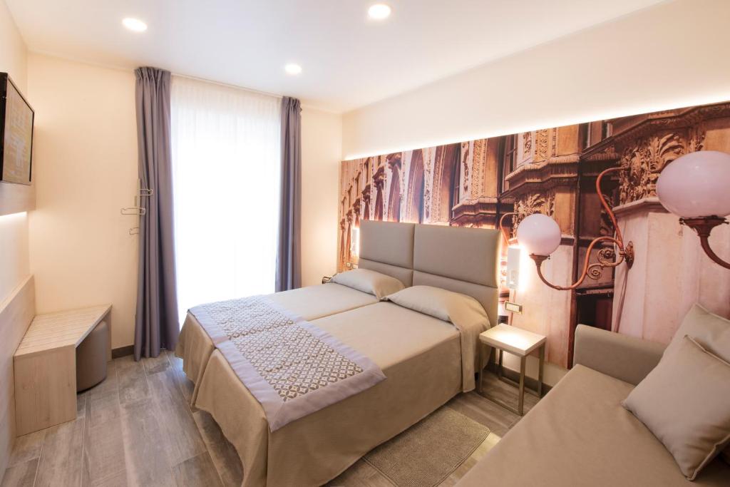 米兰赛姆皮昂酒店的一间卧室设有一张床和一个大窗户