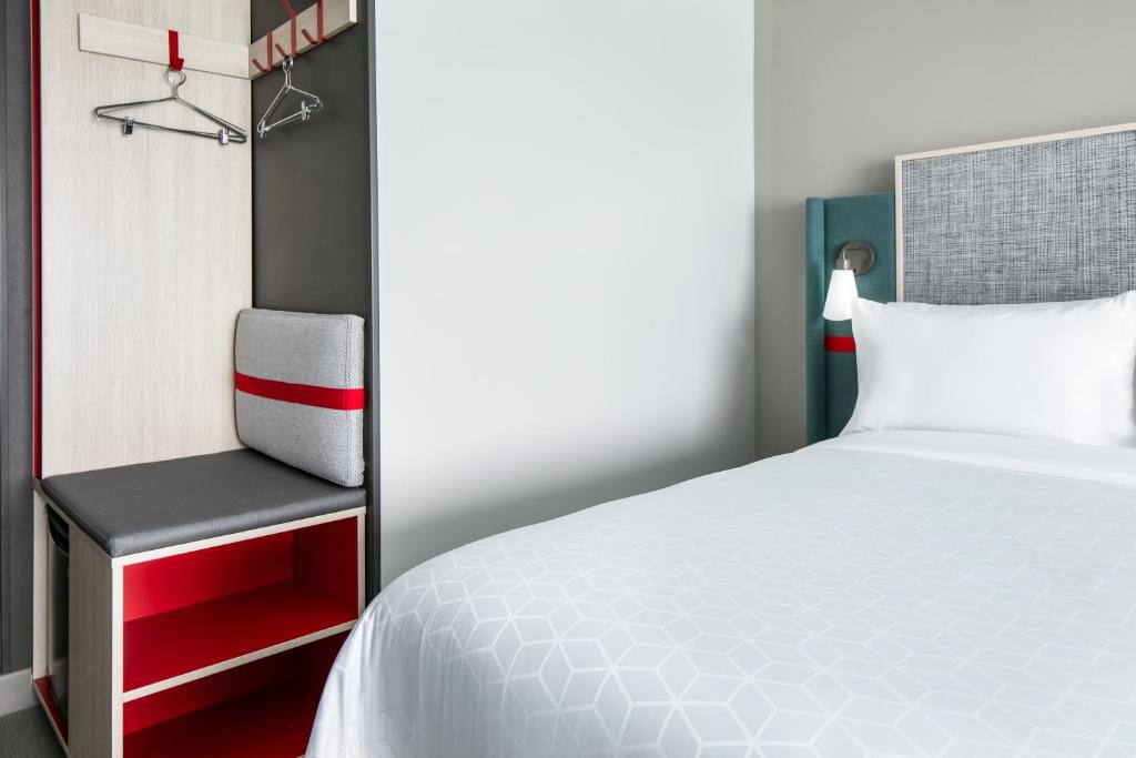 Avid Hotels - Roseville - Minneapolis North by IHG客房内的一张或多张床位