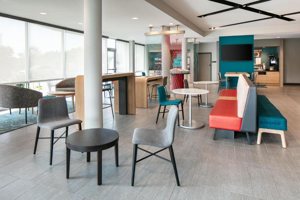 Avid Hotels - Roseville - Minneapolis North by IHG的休息区