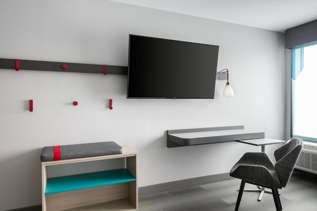 Avid Hotels - Roseville - Minneapolis North by IHG的电视和&#47;或娱乐中心