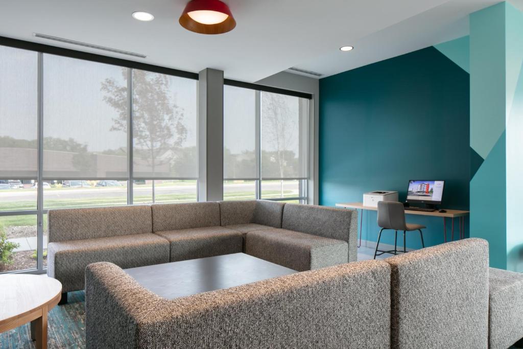 Avid Hotels - Roseville - Minneapolis North by IHG的电视和&#47;或娱乐中心
