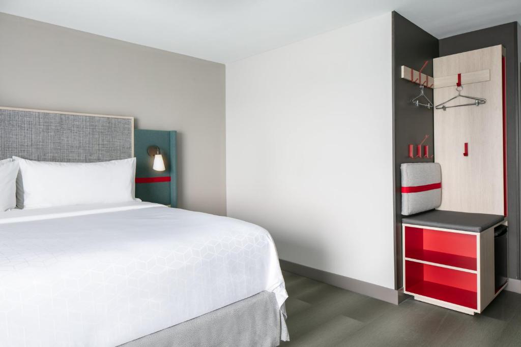 Avid Hotels - Roseville - Minneapolis North by IHG客房内的一张或多张床位