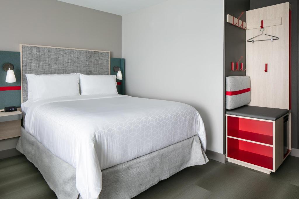Avid Hotels - Roseville - Minneapolis North by IHG客房内的一张或多张床位