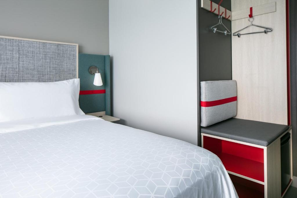 Avid Hotels - Roseville - Minneapolis North by IHG客房内的一张或多张床位
