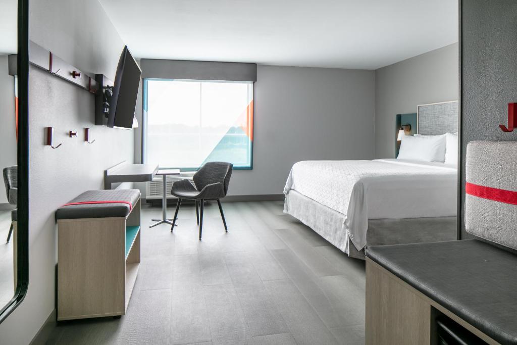 Avid Hotels - Roseville - Minneapolis North by IHG客房内的一张或多张床位