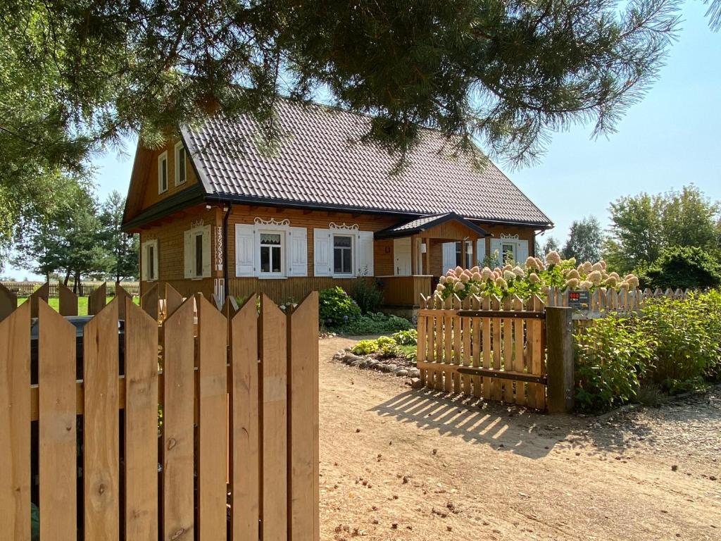 KleszczeleWakacyjny Dom w Sakach的房屋前的木栅栏