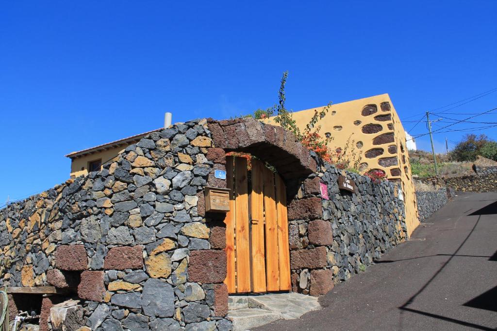 El Pinar del Hierro卡萨洛斯阿布罗斯酒店的一座古老的石头建筑,设有木门
