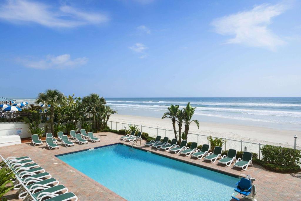 代托纳海滩热带海洋戴斯酒店的一个带躺椅的游泳池和海滩
