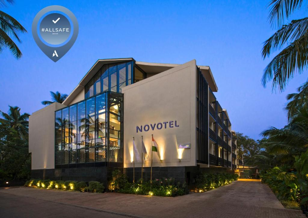 坎多林Novotel Goa Resort & Spa Candolim的建筑物的侧面有移动标志
