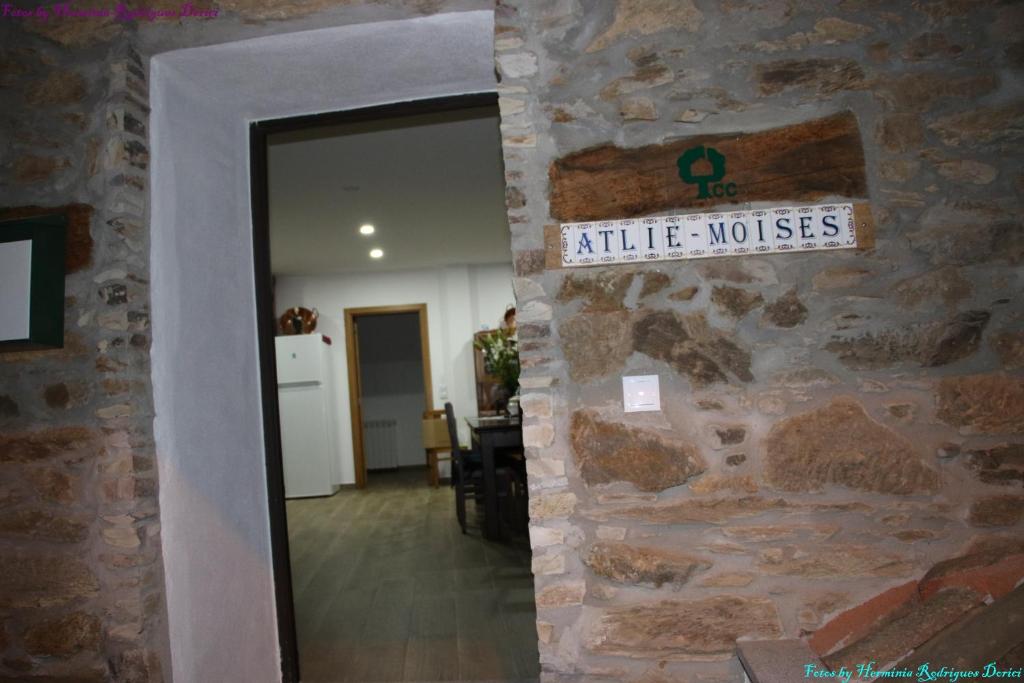 布拉干萨Atlie Moises的走廊上设有石墙,上面有标志