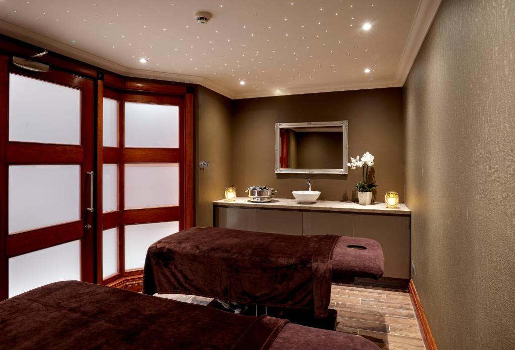 纽波特凯尔特庄园度假村酒店的带两张床和镜子的客房