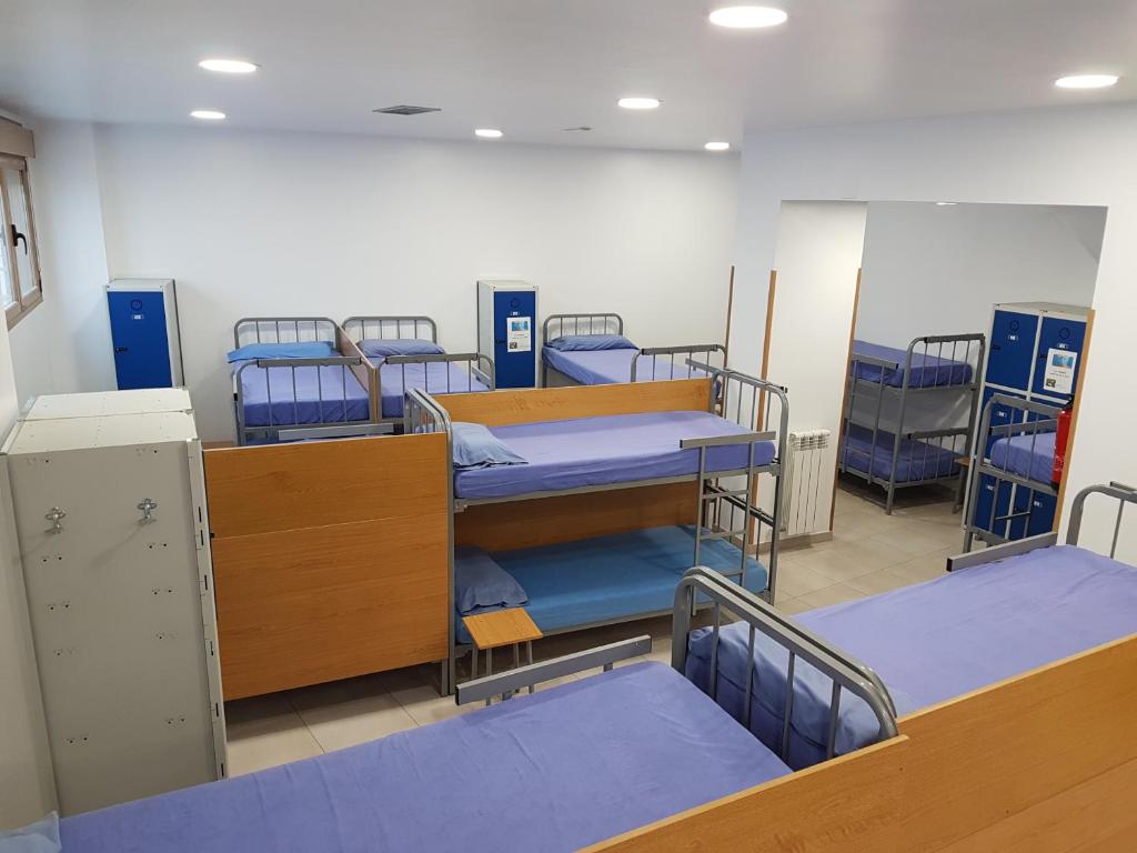 洛格罗尼奥Albergue Albas exclusivo Peregrinos的医院里带四张双层床的房间