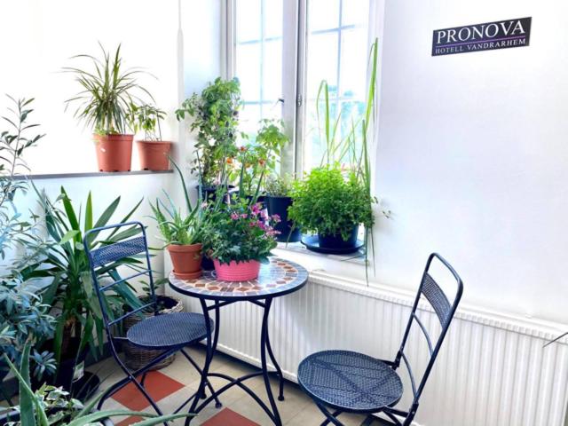 诺尔雪平普罗洛瓦旅舍的阳台配有桌椅和盆栽植物