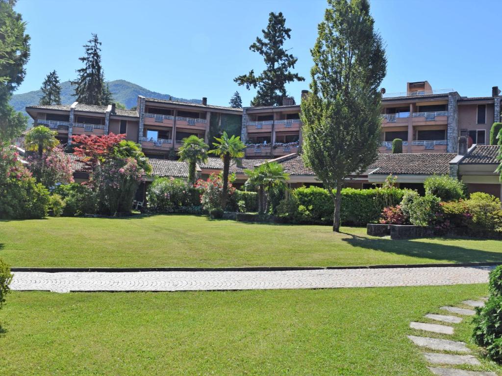 波尔托瓦尔特拉瓦利亚Apartment Hermitage-1 by Interhome的拥有绿色草坪和建筑的度假胜地