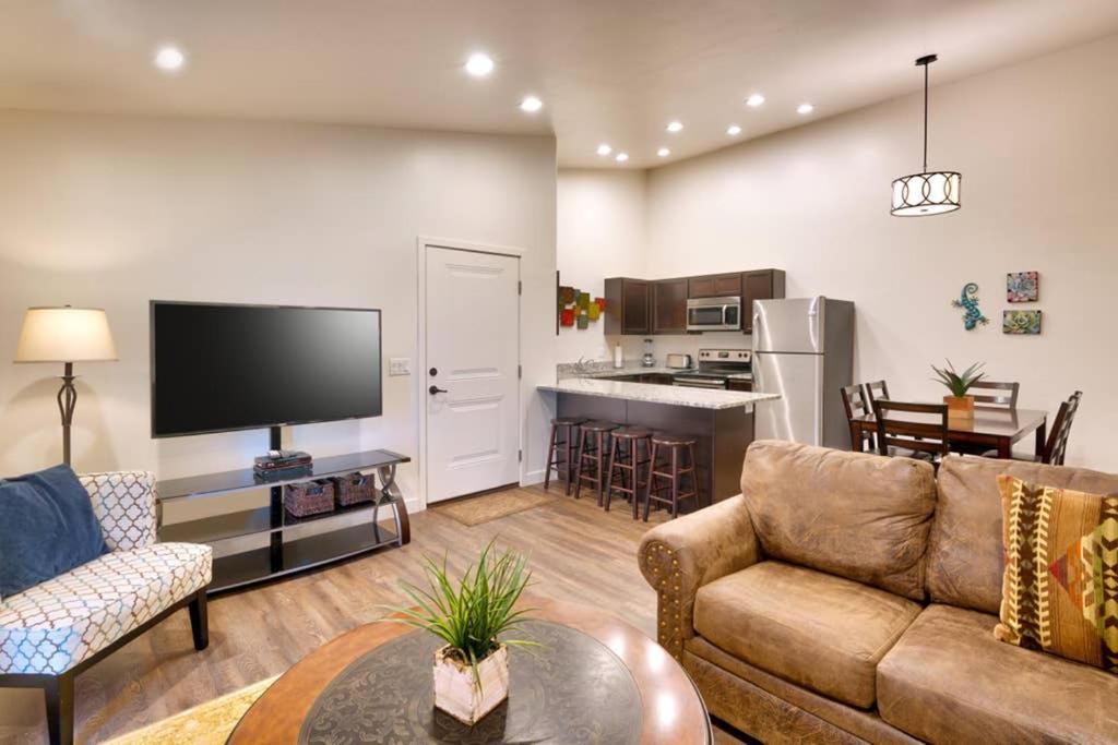摩押5I Cozy Family Friendly Moab Condo的带沙发和电视的客厅以及厨房。