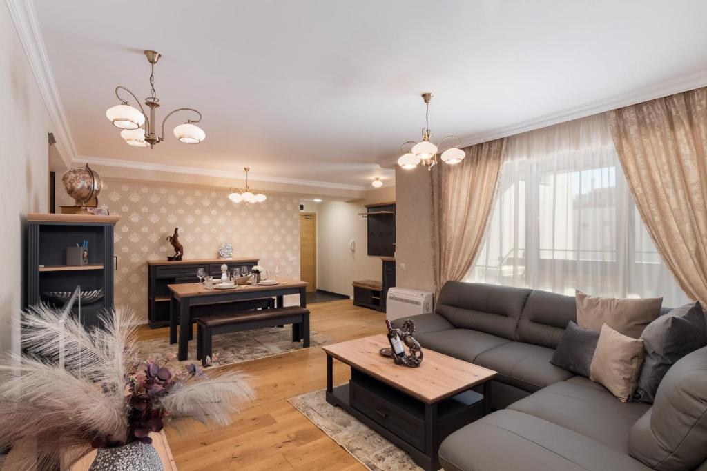 瓦尔纳Varna Classic Apartments的客厅配有沙发和桌子