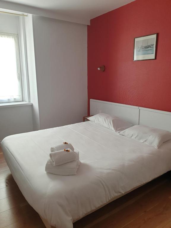 瓦尔瑟里恩河畔贝勒加尔德埃尔芒斯酒店的卧室配有白色的床铺和红色的墙壁