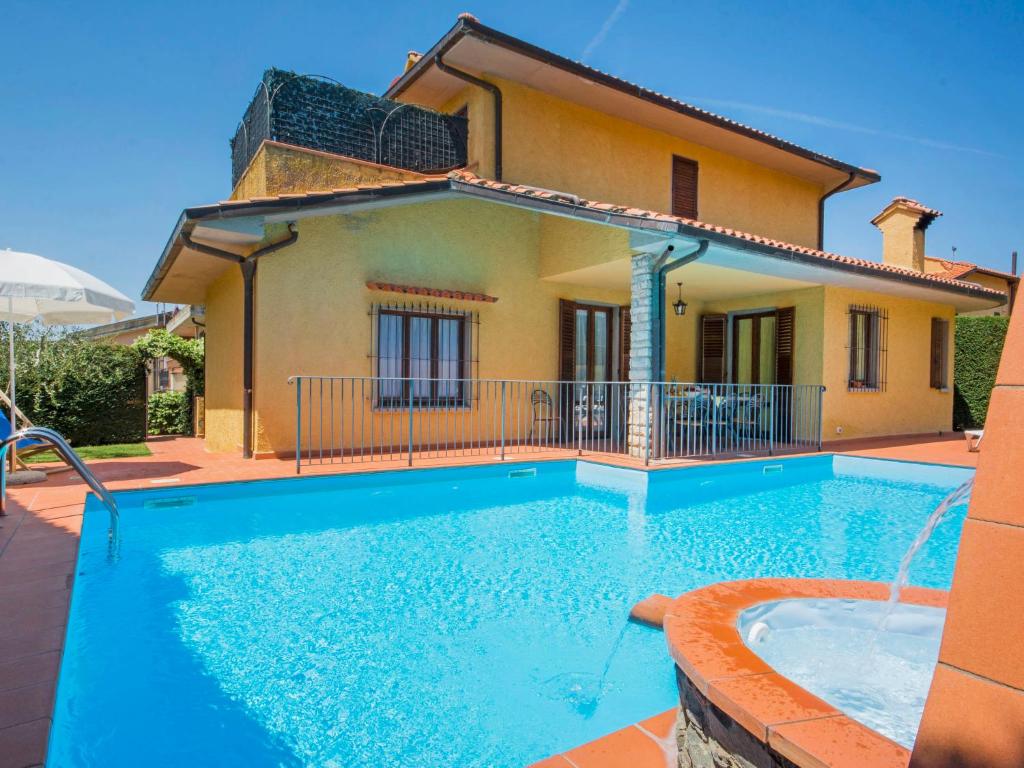 Villa BensiVilla Villa Giada by Interhome的房屋前的游泳池