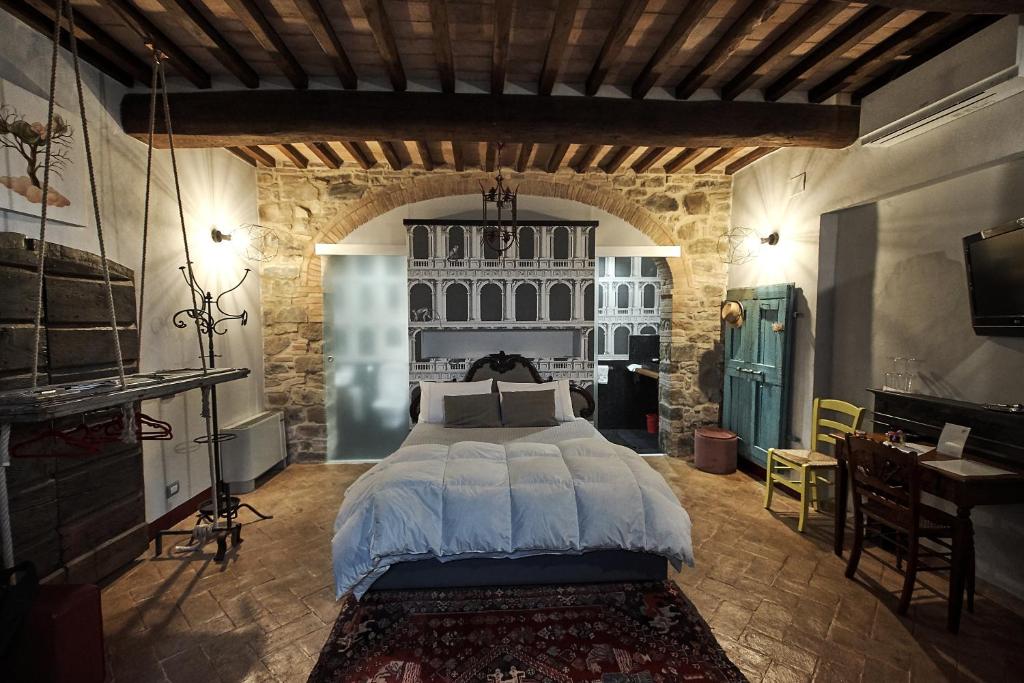 蒙塔尔奇诺il burellino的石屋设有一间带大床的卧室