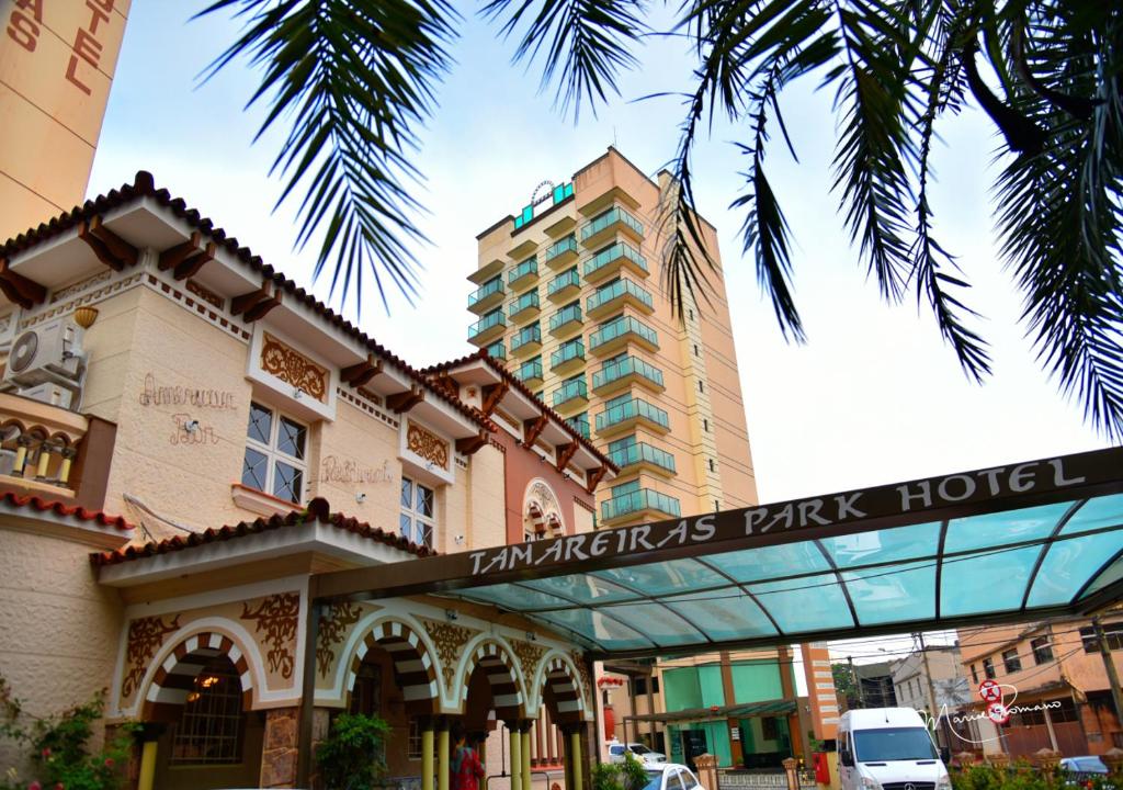 乌贝拉巴塔马雷拉斯公园酒店的棕榈树建筑前的酒店