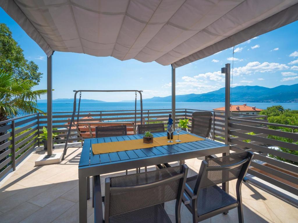 里耶卡Holiday Home Matea by Interhome的海景阳台上的桌椅