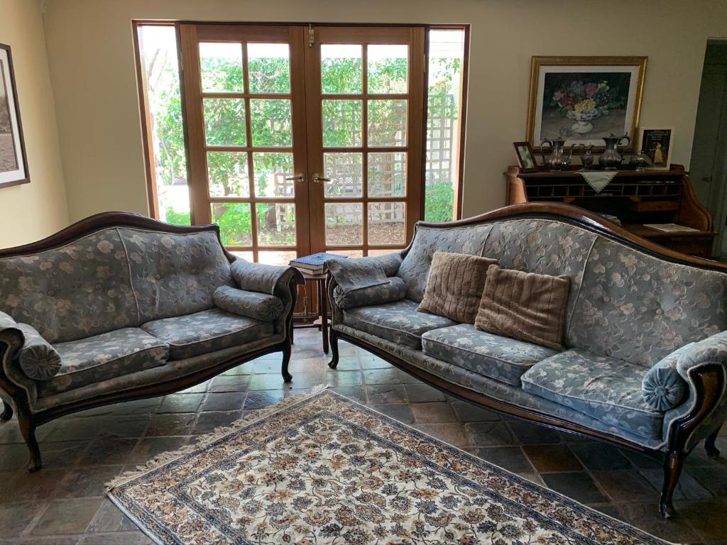杰拉尔顿格雷戈里维拉维酒店的客厅配有两张沙发和地毯。