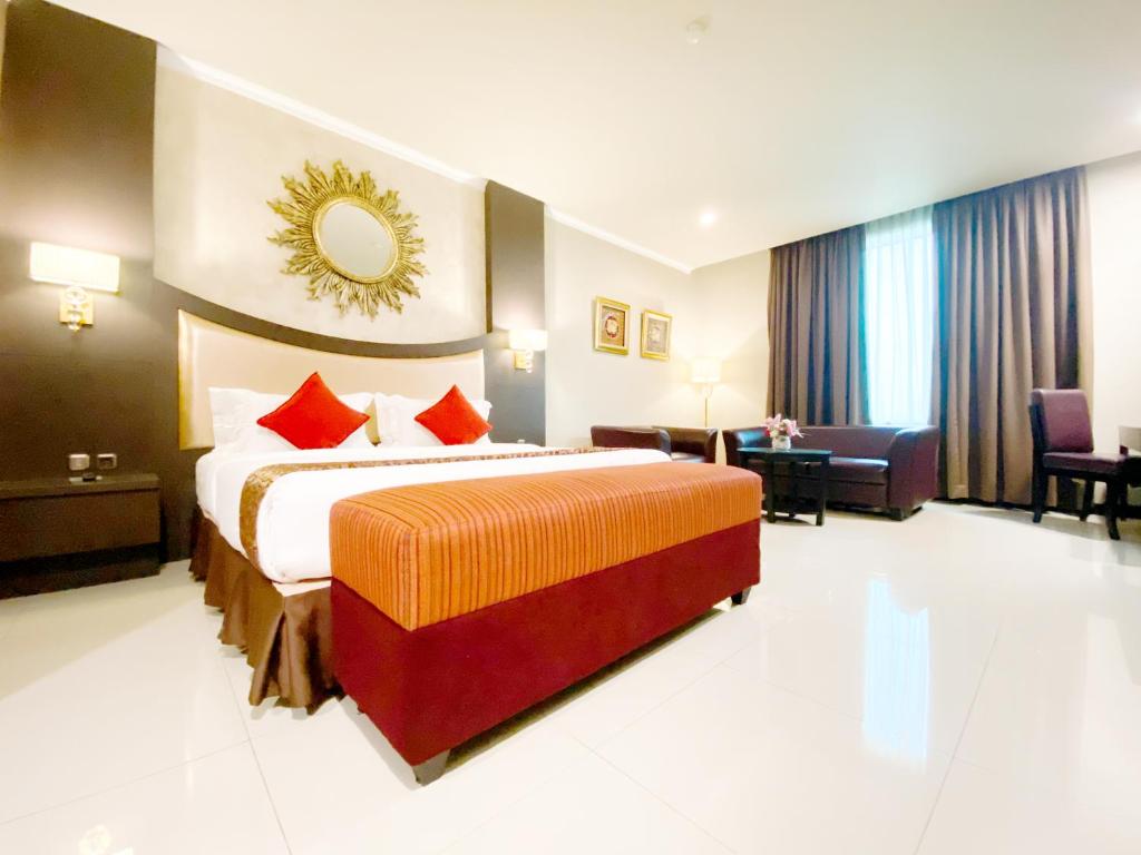 雅加达格瑞帕瑞格酒店的酒店客房设有床和客厅。