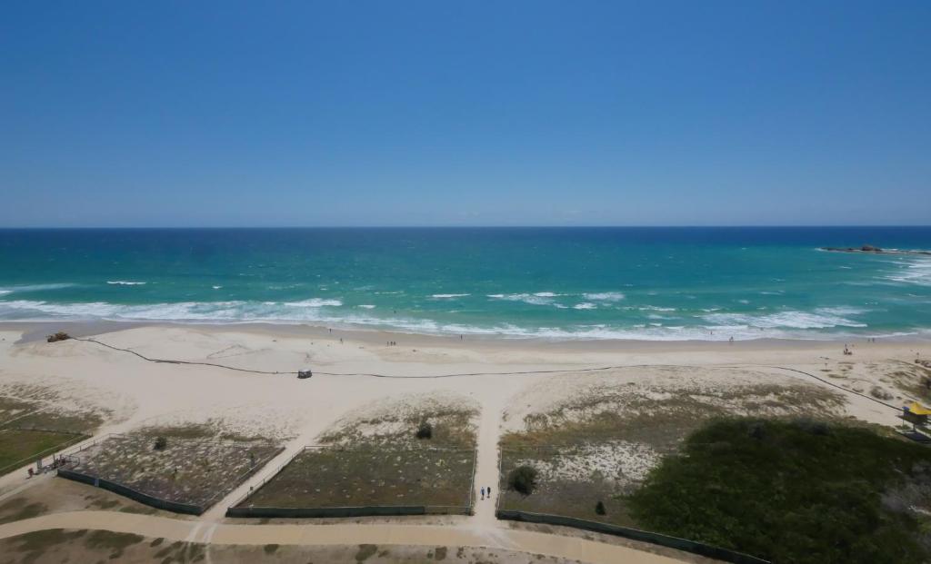 黄金海岸棕榈海滩公主酒店的享有海滩和海洋的空中景致