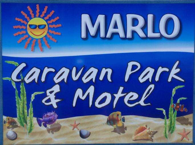 MarloMarlo Caravan Park & Motel的玛姆米特卡拉曼公园蓝色标志汽车旅馆