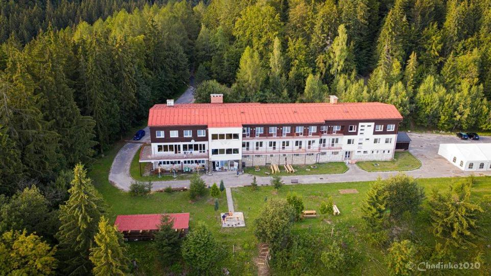 Závadka nad HronomHorský Hotel Vršky的享有红色屋顶的大建筑的空中景致