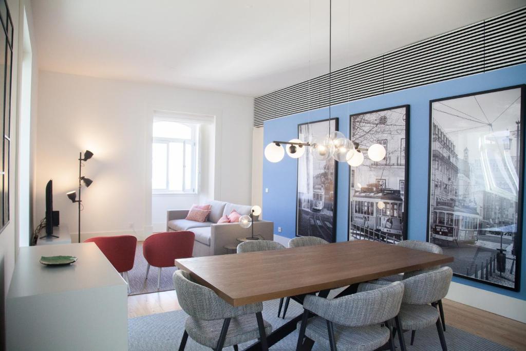 里斯本FLH Augusta's Arch Design Apartment的客厅设有餐桌和椅子