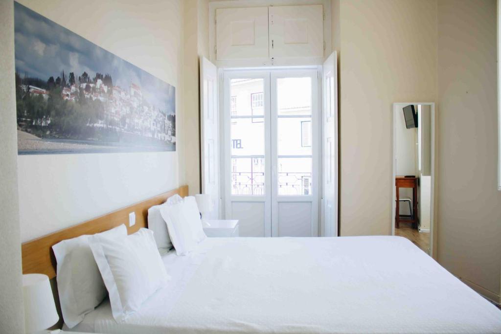 康斯坦西亚Casa João Chagas Guesthouse, Constância的卧室设有一张白色大床和一扇窗户。