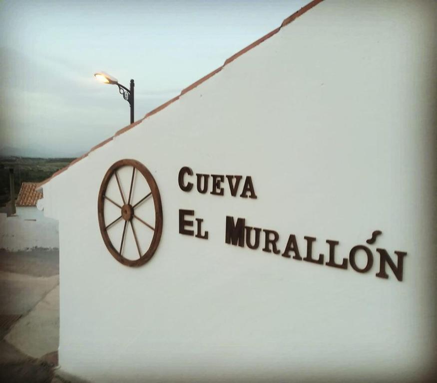 BenamaurelCueva El Murallon的建筑上的一个标志,上面写着cevayae交通