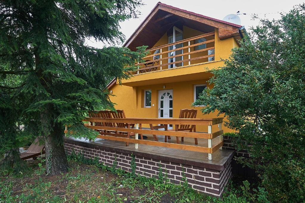 米什科尔茨Patkó Nyaraló, Miskolctapolca的前面有一棵树的黄色房子