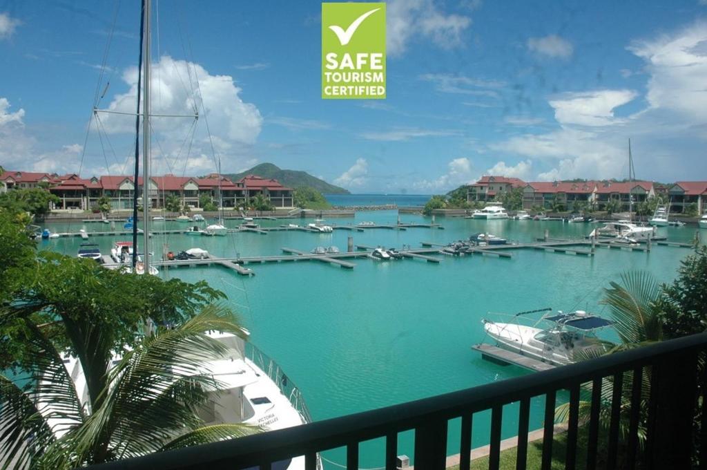 伊甸岛Papay Suite by Simply-Seychelles的享有码头和水中船只的景色