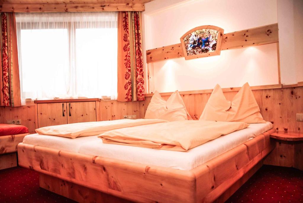 斯拉德明温德伯格舒适皇家公寓的一间卧室,在房间内配有两张大床