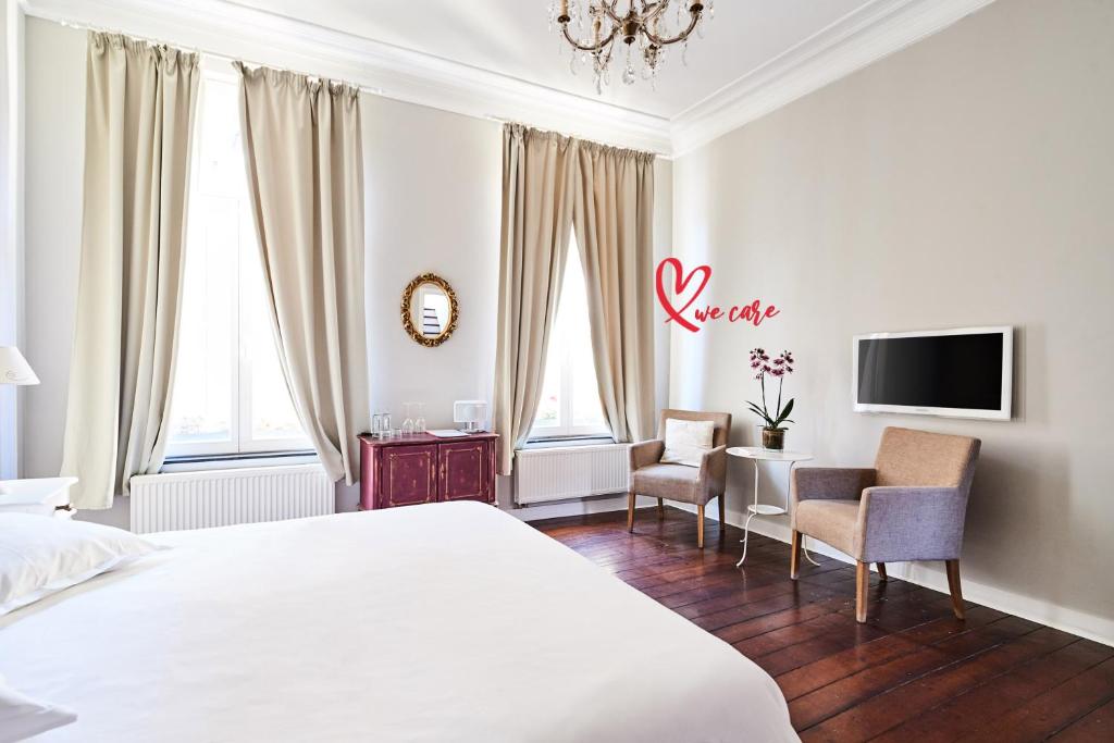 布鲁塞尔布鲁塞尔X2食宿酒店的酒店客房带一张床、一张桌子和椅子