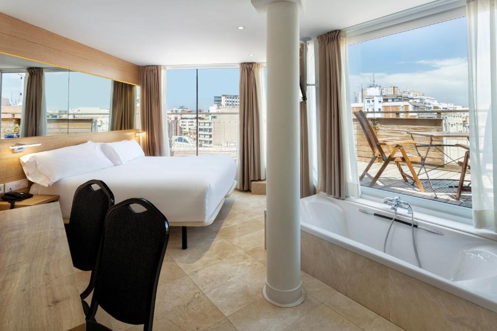 塔拉戈纳B&B HOTEL Tarragona Centro Urbis的酒店客房配有一张床和浴缸。