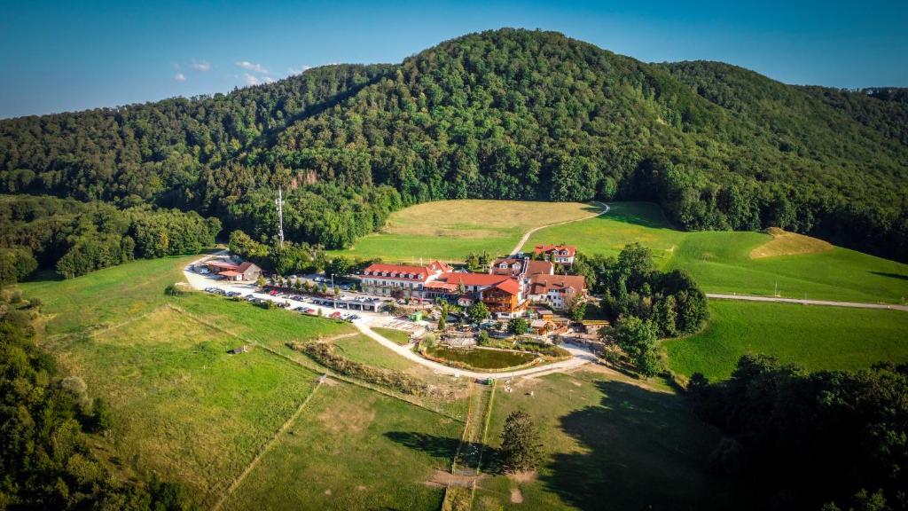 泰克山麓魏尔海姆Landgasthof Deutsches Haus KG的山丘上房屋的空中景致