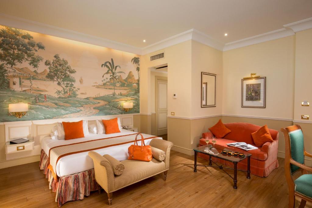 罗马Donna Laura Palace by OMNIA hotels的酒店客房,配有床和沙发