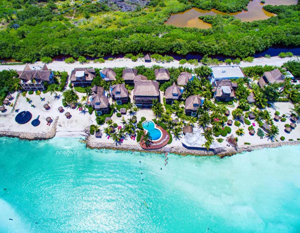 奥尔沃克斯岛Hotel Villas Flamingos的海滩上的度假村的空中景致
