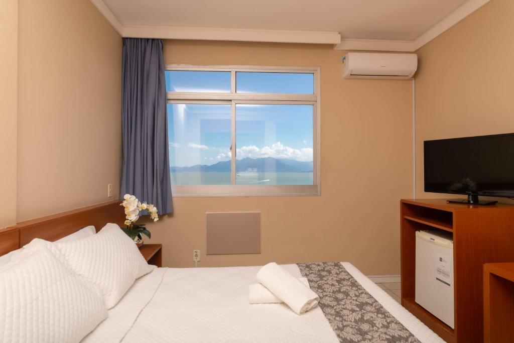弗洛里亚诺波利斯Rede Andrade Cecomtur的酒店客房设有床和窗户。