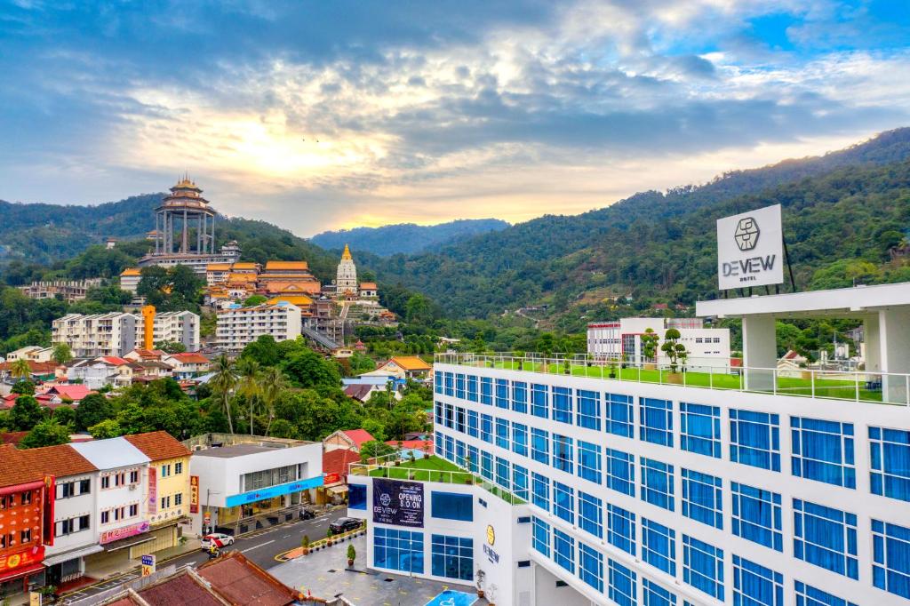 亚依淡Deview Hotel Penang的享有拥有建筑和山脉的城市美景