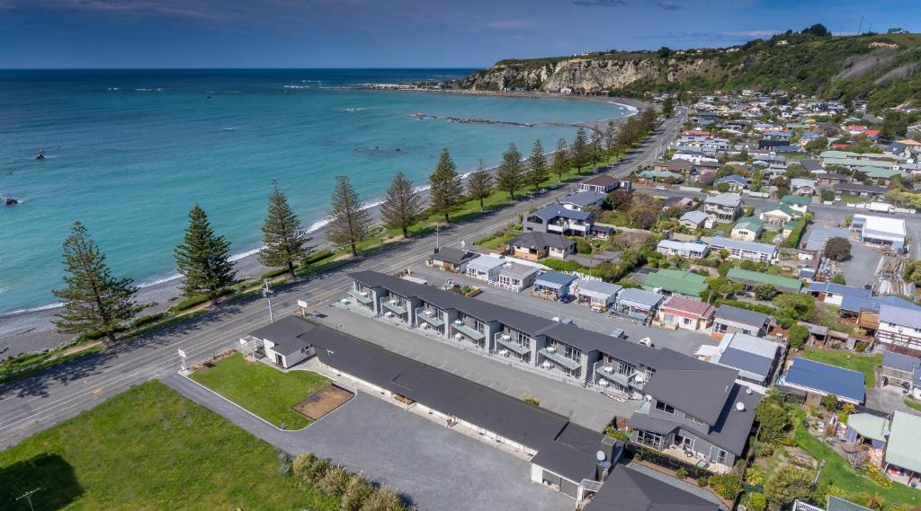 凯库拉Kaikoura Waterfront Apartments的海洋旁小镇的空中景观