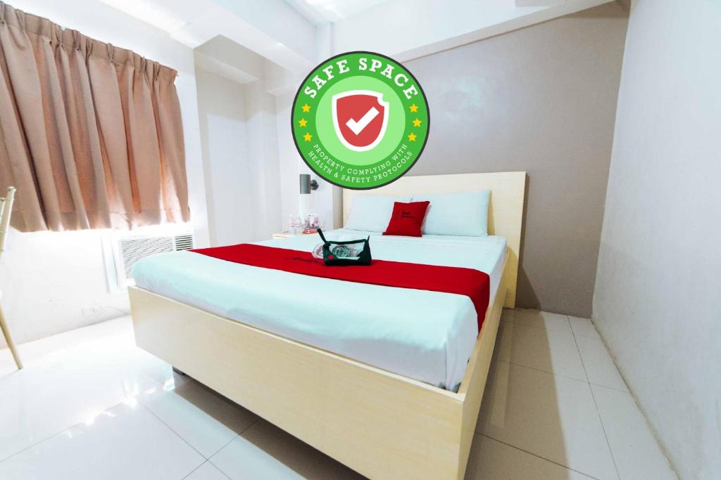 马尼拉RedDoorz at Samat Mandaluyong的一间卧室,配有一张绿标的床