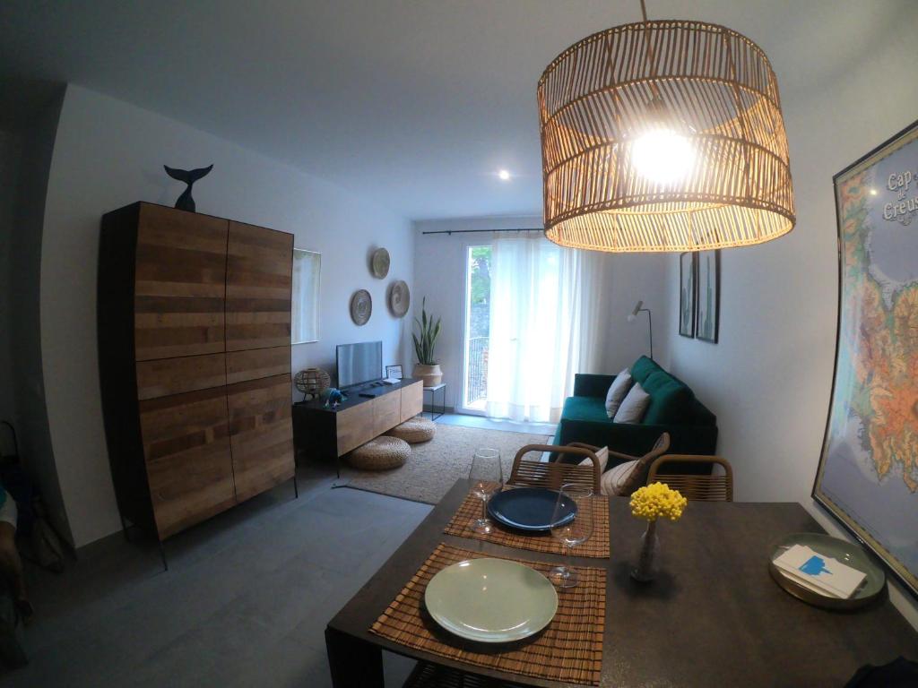 卡达克斯Apartamento nuevo en el centro con garaje的客厅配有桌子和吊灯