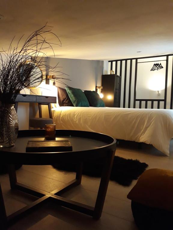 穆罗斯La Mar de Ben的一间卧室配有一张带桌子和茶几的床。