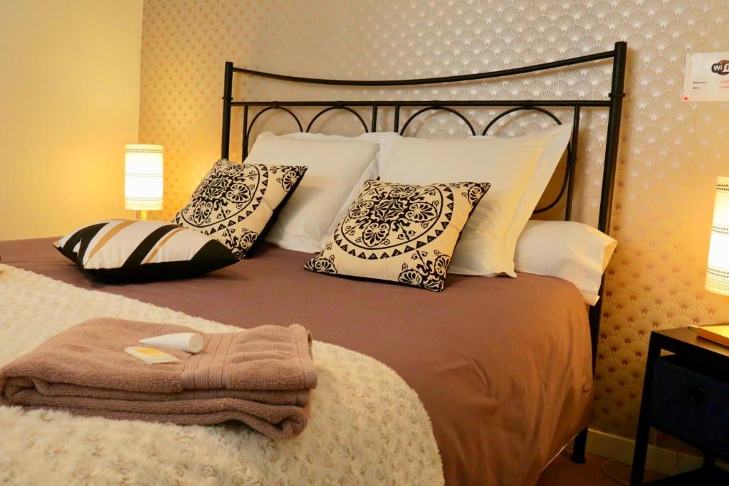 Monchy-Saint-ÉloiSuperbe appartement tout confort "Le Séquoia"的一间卧室配有一张带枕头的大床