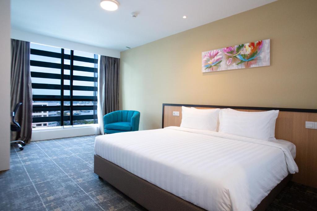 哥打京那巴鲁Hotel 7 Suria的一间设有大床和窗户的酒店客房