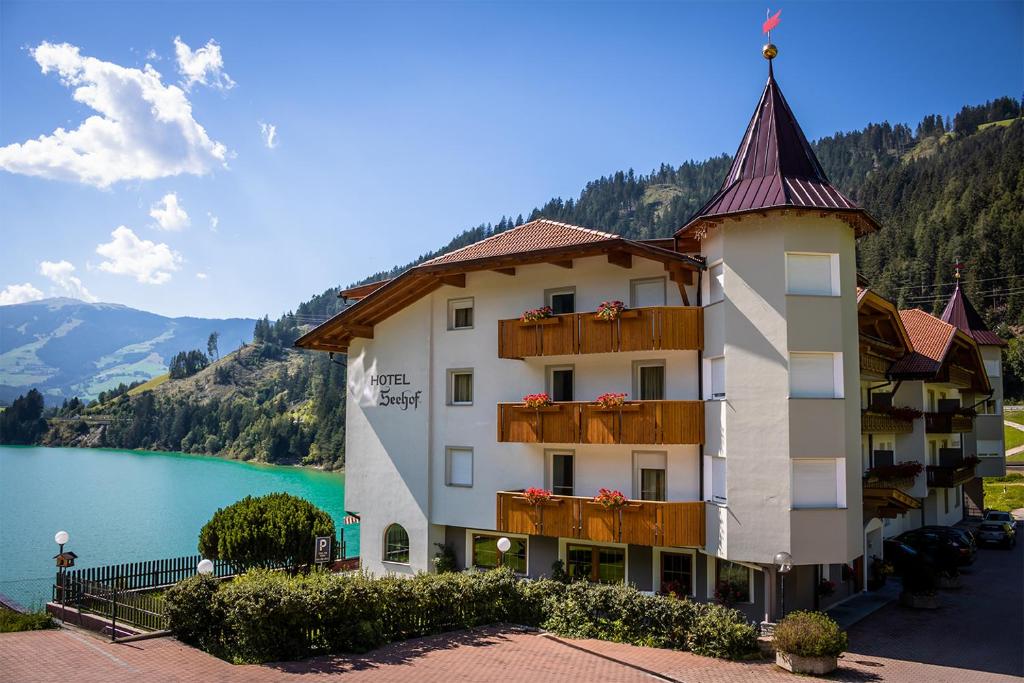蒙圭尔福希霍夫酒店的酒店享有湖泊和山脉的景致。